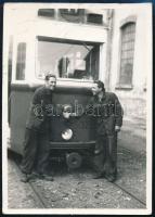 cca 1930-1940 Bp.?, kézfogás a villamos előtt, fotó, 9×6 cm
