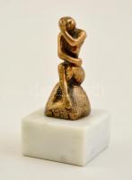 Jelzés nélkül: Ülő női akt. Bronz, márvány talapzaton, m: 7 cm