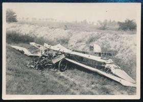 1932 Érd, lezuhant vitorlázórepülő, fotó, hátuljén feliratozva, 6×9 cm