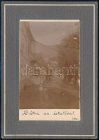1910 Úrvölgy (ma: Špania Dolina), főutca az iskolával, fotó, kartonra ragasztva, 15×10,5 cm