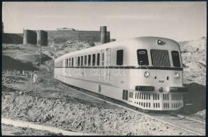 cca 1953 A Ganz-féle Árpád-motorvonat Egyiptomban, fotómontázs, 11,5×18 cm