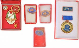 5db-os vegyes magyar jelvény tétel, közte "Kiváló Vasutas", "Magyar Államvasutak Szolgálatáért 30 év" T:2