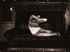 cca 1972 Erotikus és pornográf fotónegatívok, 11 felvétel két tekercsen, 5,5×5,5 cm