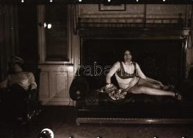 cca 1972 Erotikus és pornográf fotónegatívok, 11 felvétel két tekercsen, 5,5×5,5 cm