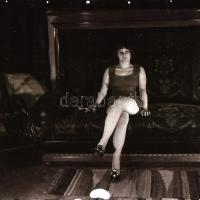 cca 1972 Erotikus és pornográf fotónegatívok, 12 felvétel egy tekercsen, 5,5×5,5 cm