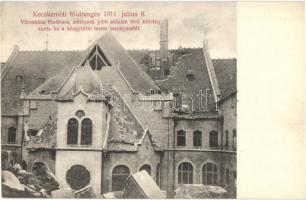 Kecskemét, a kecskeméti városháza az 1911. július 8-ai földrengés után, a főudvar, amelynek jobb oldalán lévő kémény zúzta be a közgyűlési terem mennyezetét. Fantó fényképész felvétele