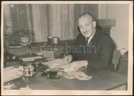 1947 Füredi Jenő Vendéglőst, főpincért ábrázoló 3 db fotó, 13×18 cm + a Budapesti Kereskedelmi és Ip...