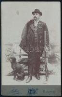 cca 1900 Vadász kutyájával, keményhátú fotó Adler budapesti műterméből, 16×10 cm