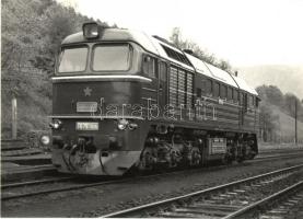 28 db MODERN külföldi vasúti motívumlap, 2 db képeslap füzetben / 20 modern railway motive postcards...