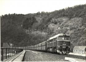 28 db MODERN külföldi vasúti motívumlap, 2 db képeslap füzetben / 20 modern railway motive postcards...