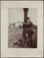 cca 1900-1920 Vadász kutyájával, kartonra kasírozott fotó, 23×17 cm