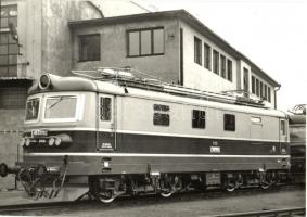 26 db MODERN külföldi vasúti motívumlap, 2 db képeslap füzetben / 26 modern railway motive postcards...