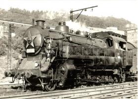 26 db MODERN külföldi vasúti motívumlap, 2 db képeslap füzetben / 26 modern railway motive postcards...