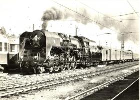 26 db MODERN külföldi vasúti motívumlap, 2 db képeslap füzetben / 26 modern railway motive postcards...