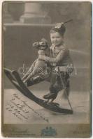 1906 Arad, Kis huszár legényke, keményhátú fotó Kossak műterméből, 16,5×10,5 cm
