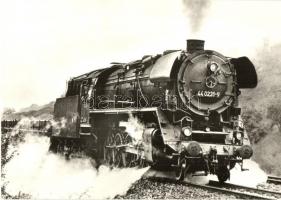 18 db MODERN külföldi vasúti motívumlap, 2 db képeslap füzetben / 18 modern railway motive postcards...