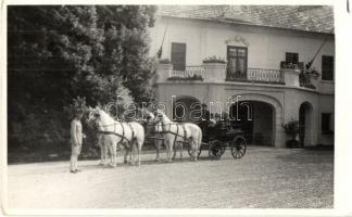 1944 Bábolna, Szapáry-kastély, Ménesudvar, hintó. photo (EM)