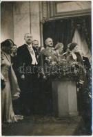 cca 1936-1938 Darányi Kálmán miniszterelnök, Rőder Vilmos közös képen, fotó felületén törésnyommal, az Est hidegpecsétjével, 17,5×11,5 cm