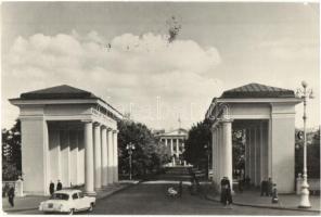 37 db régi és modern főleg orosz városképes lap, közte néhány motívumlap / 37 pre-1945 and modern ma...