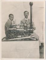 cca 1920 Gőzgép makettje, fotó, felületén törésnyommal, 11×8 cm