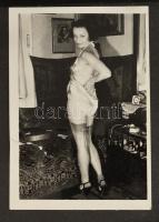 cca 1940 Privát fotóalbum, erotikus jelentekkel, 21 db fotó, 7×9,5 cm