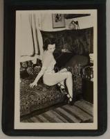cca 1940 Privát fotóalbum, erotikus jelentekkel, 21 db fotó, 7×9,5 cm