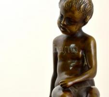 Jelzés nélkül: Ülő kisfiú és a béka. Bronz, márvány talapzaton, m:12,5 cm