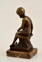 Jelzés nélkül: Ülő kisfiú és a béka. Bronz, márvány talapzaton, m:12,5 cm
