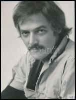 Szakácsi Sándor (1952-2007) színész aláírása egy őt ábrázoló fotó hátoldalán