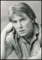 Kozák András (1943-2005) színész aláírása egy őt ábrázoló fotó hátoldalán