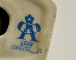 Arpo román porcelán pingvin, kézzel festett, jelzett, apró kopásokkal, m: 13 cm