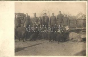 1938 Sárospatak, Sertésetetés a csendőr őrsön, csendőrök, photo