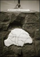 cca 1930-1940 Országzászló / trianoni emlékmű (?) ismeretlen helyen, 2 db fotónegatív, 9×6 cm