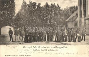 1902 Eger, az egri önkéntes tűzoltó és mentő egyesület önkéntes tűzoltói az őrtanyán. Kiadja Bauer H. (EK)