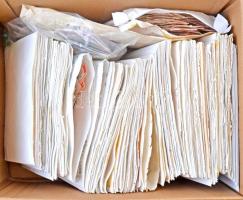 Több ezer piros/zöld ajánlási ragjegy irányítószám szerint szortírozva borítékokban, kartondobozban