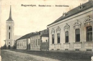 Magyarrégen, Szászrégen, Reghin; Bocskai utca, templom. Bischitz J. kiadása / street, church (Rb)