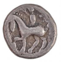 Keleti Kelták Kr. e. ~II-I. század Ag Tetradrachma, II. Philipposz pénzeinek imitációja (13,36g) T:2...