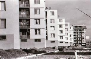 cca 1963 Kecskeméti városképek, utcaképek, épületfotók (Leninváros, Árpád krt., uszoda), 49 db vinta...