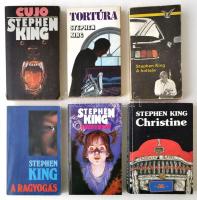 Stephen King 6 műve:  Ragyogás (1986), Cristine (1989), Tortúra (1990), Cujo (1989), Tűzgyújtó (1990), A holtsáv (1986.) Bp., 1986-1990, Árkádia-Maecenas-Albatrosz. Kiadói papírkötés, változó állapotban.