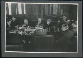 1948 Bp., Petru Groza román miniszterelnök és feleség, valamint Dinnyés Lajos egy asztalnál, albumlapra ragasztott fotó, 8×11,5 cm