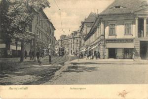 Nagyszeben, Hermannstadt, Sibiu; Heltauergasse. Verl. G. A. Seraphin. Lichtdruck v. Jos. Drotleff / utcakép, Julius Wermescher üzlete, villamos / street view, shops, tram (ázott sarkak / wet corners)