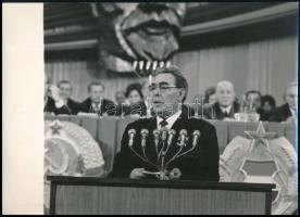 1979 Bp., Leonyid Iljics Brezsnyev (1906-1982) beszédet mond, feliratozott MTI sajtófotó, 13×17,5 cm