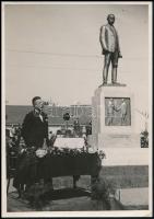 1934 Lázár Andor (1882-1971) igazságügy-miniszter leleplezi Nagyatádi Szabó István szobrát, feliratozott fotó, 18×13 cm