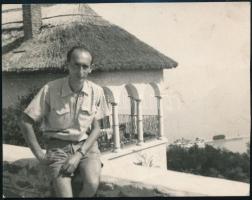Sarkadi Imre (1921-1961) író vízparton, fotó, 9×11,5 cm