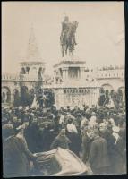 1906 Budapest, Szent István király lovasszobrának felavatása a Budai Várban, fotó, kis szakadással, felületén törésnyommal, 15,5×11 cm