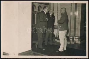 1939 József királyi herceg, Keresztes-Fischer Ferenc és Hóman Bálint beszélget, fotó, 12×18 cm
