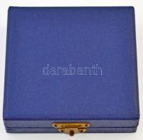 1977. "25 éves a hűtőgépgyár / 1952-1977 Jászberény" peremén jelzett Ag emlékérem dísztokb...