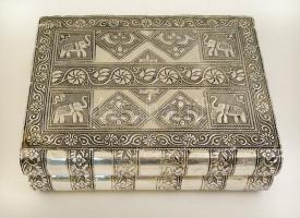 Indiai stílusú ékszerdoboz, 25 db bizsuval, fém borítással, 28x21x9 cm