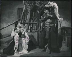 Mészáros Ági (1914-1989) színésznő aláírása színházi standfotón