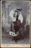 cca 1900 Késmárk, Lány népies viseletben, keményhátú fotó Kiss István műterméből, 16×10 cm